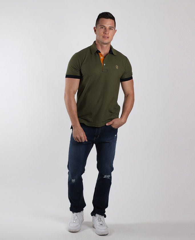 Polo militar hombre sale